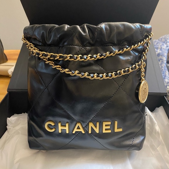 Chanel mini 22!! Black with gold hardware - Picture 3 of 4